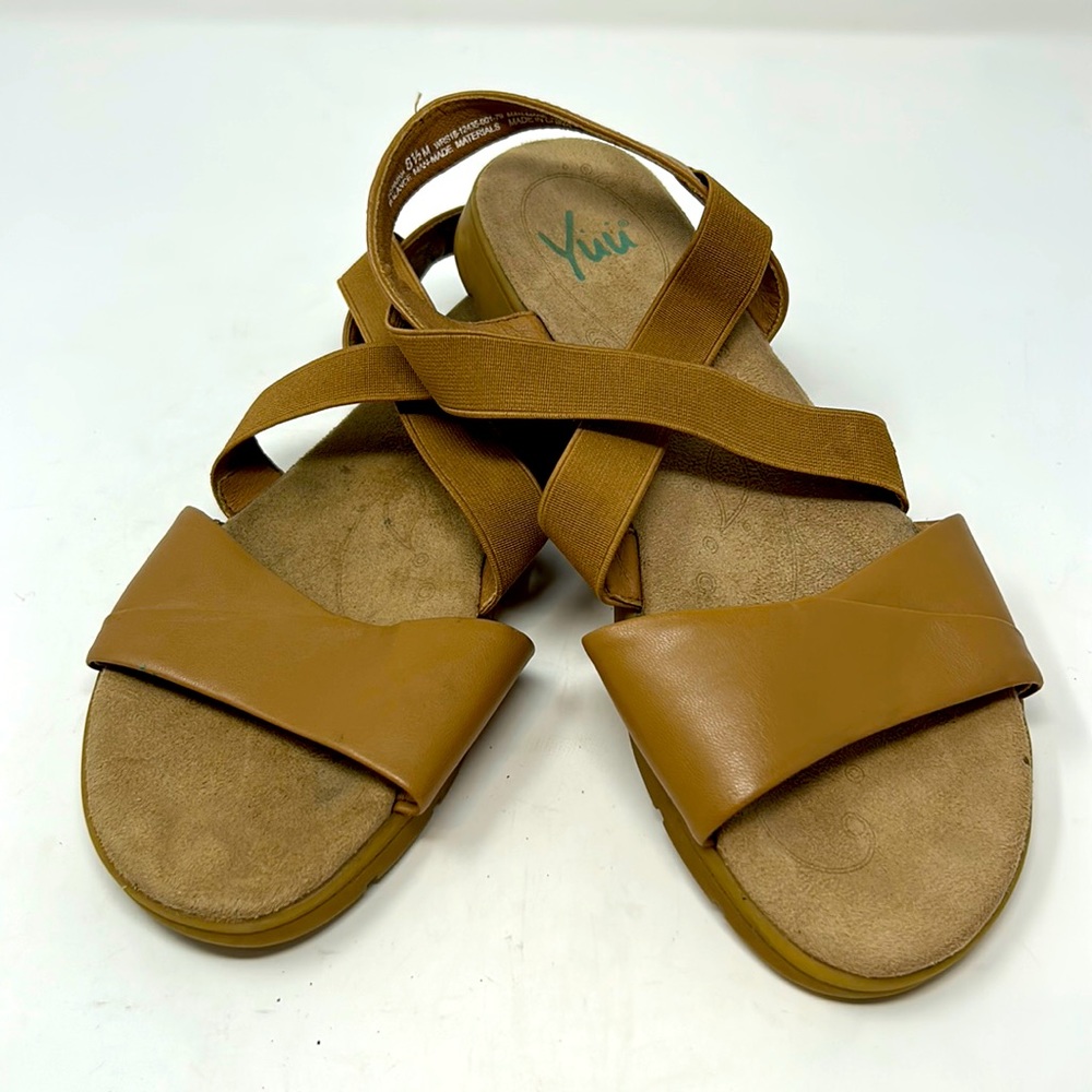 Yuu Beige Cross Strap Flat Sandals Size 8.5 Excellent Condition